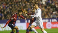 Cristiano Ronaldo lagi-lagi tampil buruk dan kesulitan menciptakan gol di laga ini meski banyak peluang. (Heino Kalis/REUTERS)