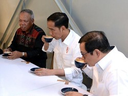 Heboh Video Goreng Ayam dengan Kertas Nasi hingga Gaya Makan Presiden Jokowi