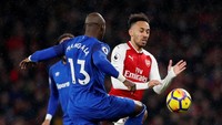 Pierre-Emerick Aubameyang berduel dengan bek baru Everton, Eilaquim Mangala, yang dipinjam dari Manchester City (David Klein/Reuters)