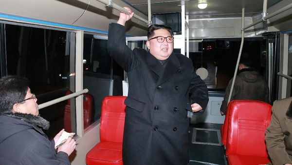 Foto: Gaya Kim Jong Un Saat Jajal Trem Tanpa Rel di Pyongyang