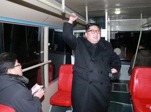 Foto: Gaya Kim Jong Un Saat Jajal Trem Tanpa Rel di Pyongyang