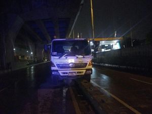 Truk Trailer Tabrak Pembatas Jalan Jalur Cepat-Lambat di Koja