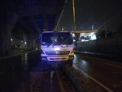 Truk Trailer Tabrak Pembatas Jalan Jalur Cepat-Lambat di Koja