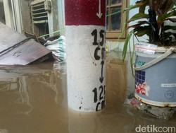 Permukiman Terendam 125 Cm, Begini Kondisi Banjir di Kampung Melayu