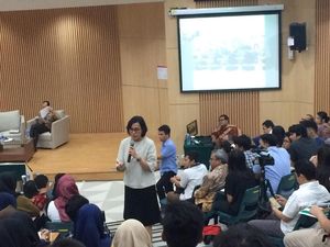 Sri Mulyani Beri Kuliah Ekonomi di Depan Ratusan Mahasiswa UI