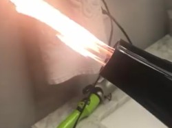 Beli Hair Dryer Online, Perempuan Ini Malah Dapat Alat Penyembur Api