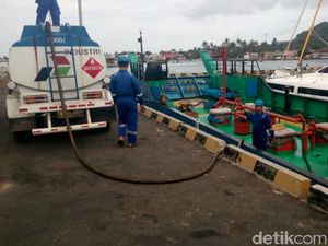 Menerjang Ombak Tinggi Demi Antar BBM ke Karimunjawa Menerjang Ombak Tinggi Demi Antar BBM ke Karimunjawa