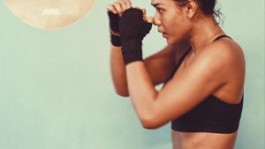 Foto: Si Hitam Manis Adinia Wirasti Berkeringat Usai Olahraga