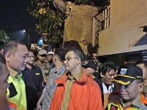 Anies Pantau Banjir di Rawajati Jaksel Anies Pantau Banjir di Rawajati Jaksel