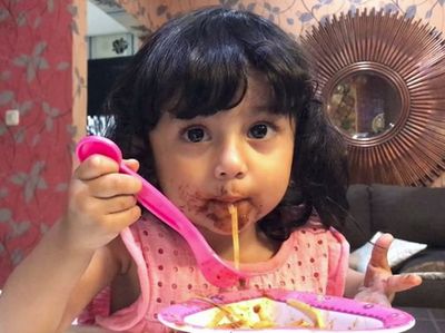 Gemas! Kalau Lihat Shakila, Anak Hengky Kurniawan dan Sonya Fatmala Lagi Makan