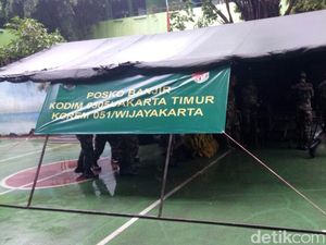 TNI Siapkan Posko Bantu Korban Banjir di Kampung Melayu TNI Siapkan Posko Bantu Korban Banjir di Kampung Melayu
