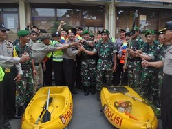 Polisi-TNI Pantau Banjir di 3 Lokasi di Jakarta Barat