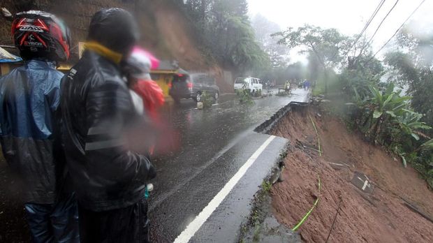 Gundah Gulana Tim SAR Mencari Korban Hilang di Longsor Puncak