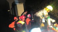 Foto: Tembok di Bandara Cengkareng Ambrol Timpa Mobil