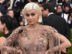 Tips Langsing Kylie Jenner Setelah Lahiran: Pakai Korset Selama 46 Hari