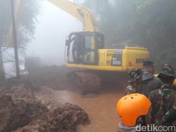 Longsor Masih Tutup Jalur Puncak, Alat Berat Dikerahkan