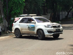Tempel Stiker Wonderful Indonesia di Mobil Bikin Bule Penasaran