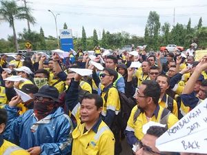 Aksi Lempar Pesawat Terbang Warnai Demo Buruh Pabrik Baja Cilegon