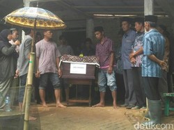 Dua Korban Crane Ambruk di Jatinegara Dimakamkan di Purworejo