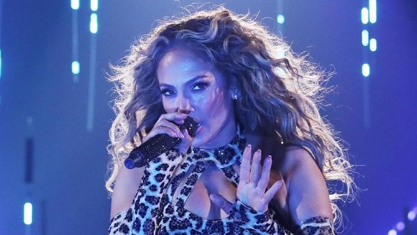 Foto: Rrrr.. Seksinya Jennifer Lopez Pakai Kostum Ketat Bermotif Macan Tutul