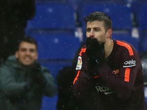 Isyarat Ssst Pique pada Suporter Espanyol