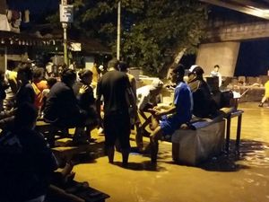 Sebagian Warga Rawajati yang Kebanjiran Mengungsi di Bawah Flyover