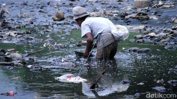 Jorok! Sampah Menumpuk di Sungai Citarum Lama