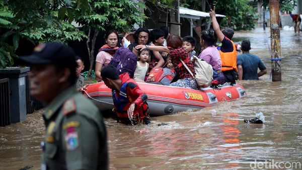 Begini Proses Evakuasi Korban Banjir di Gang Buntu Pasar Minggu