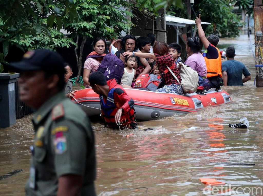 Begini Proses Evakuasi Korban Banjir di Gang Buntu Pasar Minggu Begini Proses Evakuasi Korban Banjir di Gang Buntu Pasar Minggu