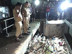 Kembali Pantau Pintu Air Manggarai, Anies Cek Tinggi Muka Air Kembali Pantau Pintu Air Manggarai, Anies Cek Tinggi Muka Air