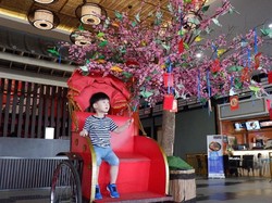 Jelang Imlek, Pusat Perbelanjaan di Makassar Memerah