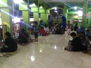 Belasan Warga Pejaten Timur Jakarta Selatan Mengungsi ke Masjid