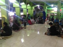 Belasan Warga Pejaten Timur Jakarta Selatan Mengungsi ke Masjid