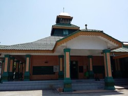 Wisata Religi ke Masjid Raya Sulaimaniyah Pantai Cermin