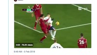 Warganet ini mengolok tindakan Van Dijk kepada Lamela, membawa-bawa fakta bahwa bek asal Belanda itu direkrut Liverpool bulan Januari lalu dengan transfer mahal yang membuatnya jadi pemain bertahan termahal dunia. (Foto: Internet)