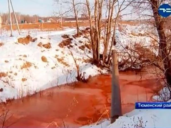 Foto: Sungai Berwarna Merah Darah di Rusia