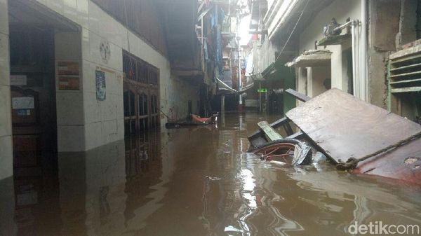 Melihat Lebih Dekat Kondisi Banjir 125 Cm di Kampung Melayu