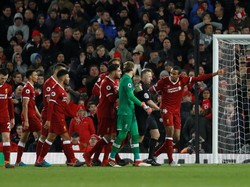 Keputusan wasit, Johnathan Moss, itu lansung disambut dengan protes para pemain Liverpool. Tapi, penalti tetap diberikan. (Foto: Carl Recine/Action Images via Reuters)