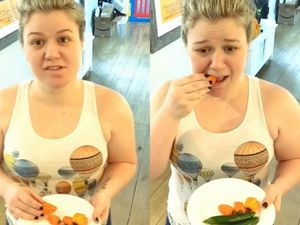 Ini Aksi Kelly Clarkson Makan Cabai Habanero untuk ALS Pepper Challenge Ini Aksi Kelly Clarkson Makan Cabai Habanero untuk ALS Pepper Challenge