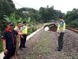 Ada Longsoran di Cigombong, Perjalanan KA Sukabumi-Bogor Terputus