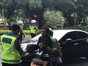 Polisi Mulai Tindak Pemotor yang Tak Lewat Jalur Khusus Thamrin Polisi Mulai Tindak Pemotor yang Tak Lewat Jalur Khusus Thamrin