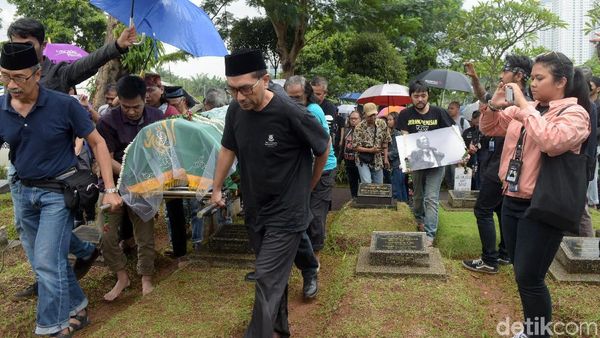 Rintik Hujan Lepas Kepergian Yockie Suryo Prayogo