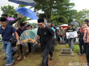 Rintik Hujan Lepas Kepergian Yockie Suryo Prayogo Rintik Hujan Lepas Kepergian Yockie Suryo Prayogo