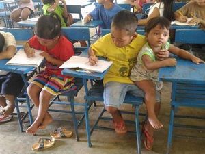 Kisah Haru Bocah Kelas 1 SD Bawa Adiknya yang Berumur Setahun ke Sekolah