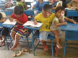 Kisah Haru Bocah Kelas 1 SD Bawa Adiknya yang Berumur Setahun ke Sekolah