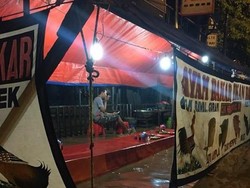 Cerita Ipunk Soal Penjual Pecel Lele yang Tetap Masak Saat Banjir