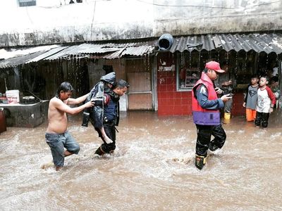 Aksi Sigap Petugas Damkar Evakuasi Wanita Stroke dari Lokasi Banjir