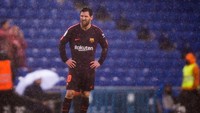 Hujan deras yang turun nyaris di sepanjang laga membuat pemain-pemain Barcelona kesulitan, termasuk Lionel Messi. (Alex Caparros/Getty Images)
