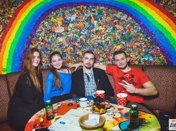 Seru! Di Kafe Ini Pengunjung Bisa Puas Tempel Plastisin di Dinding