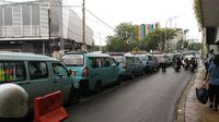 Foto: Angkot Tanah Abang Tertib Ngetem di Jalan Jatibaru